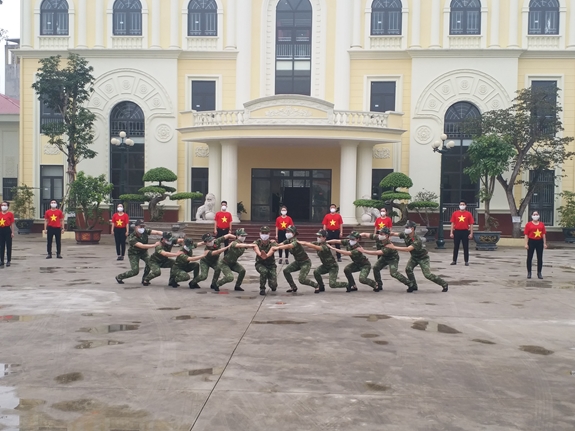 Cán bộ, chiến sĩ trình diễn nhạc phẩm "Có chúng tôi nơi tuyến đầu".